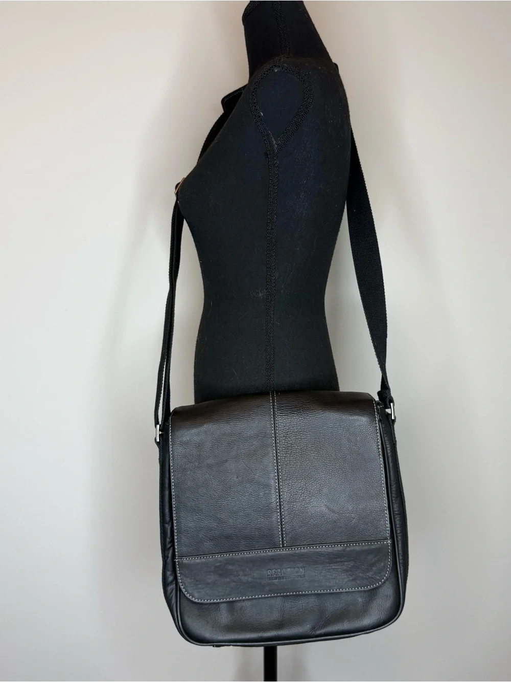 Kenneth Cole Reaction Black Leather Crossbody Messenger Bag